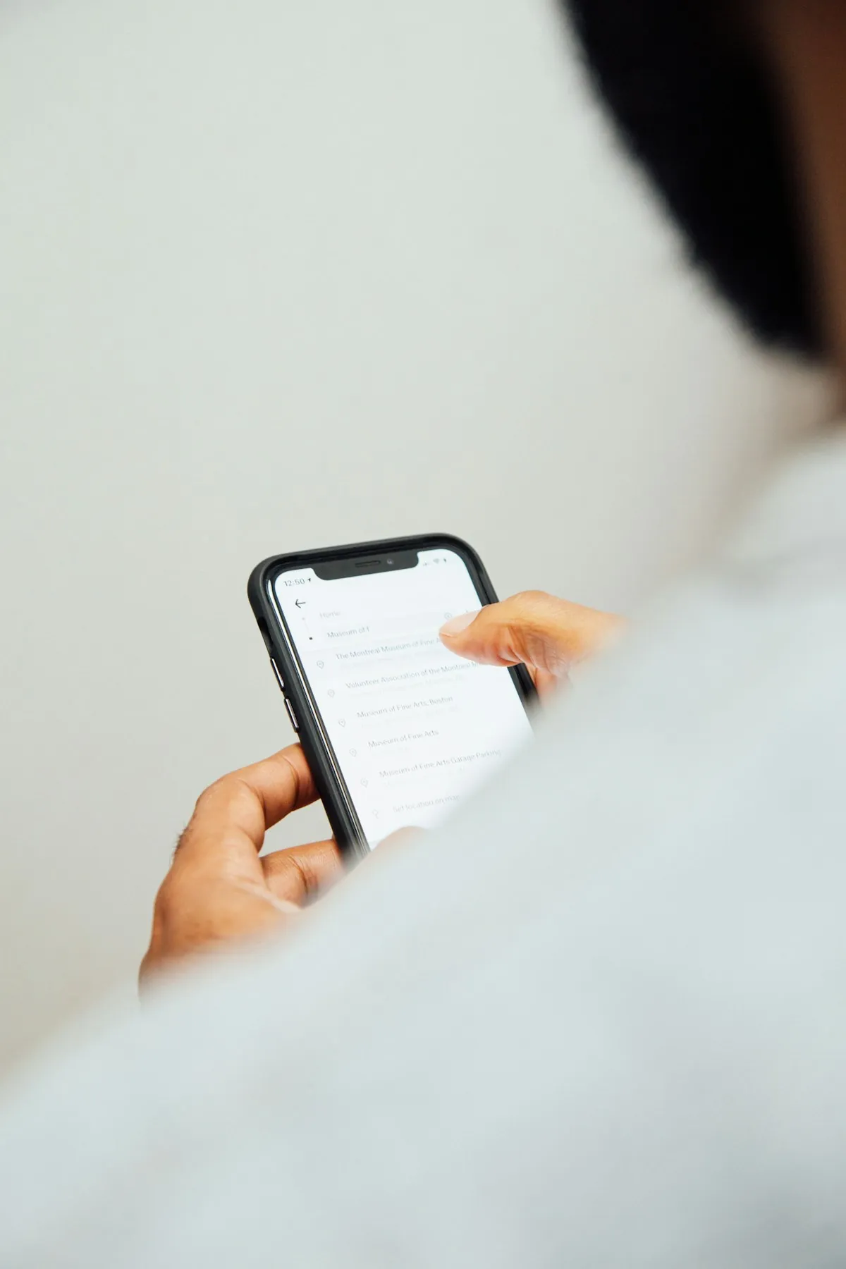 Person schreibt auf einem Smartphone