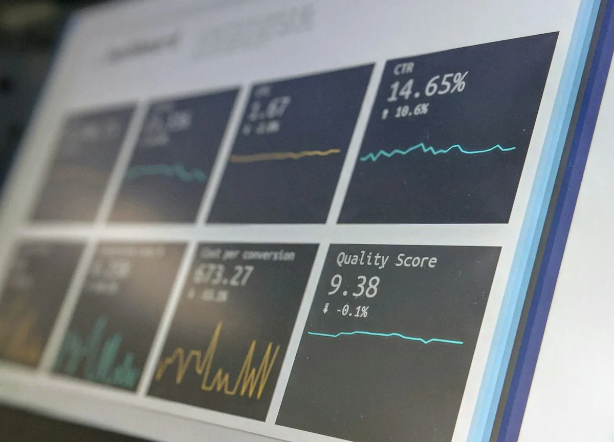 Analytics-Dashboard mit Kennzahlen und Diagrammen auf einem Laptop-Bildschirm